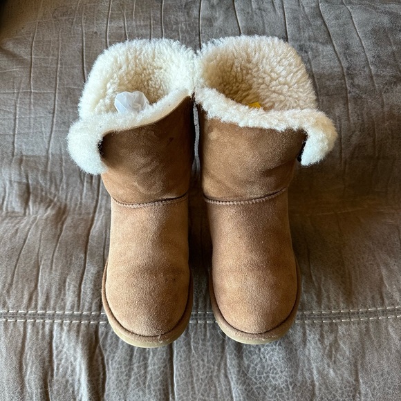 UGG Bailey Button Boots, Size 7 - Picture 5 of 7